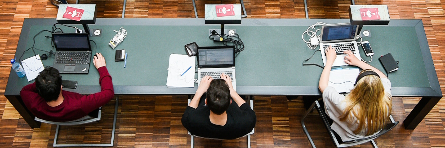 Studenten sitzen an Arbeitsplätzen im Jacob-und-Wilhelm-Grimm-Zentrum, der Großbibliothek der Humboldt-Uni.