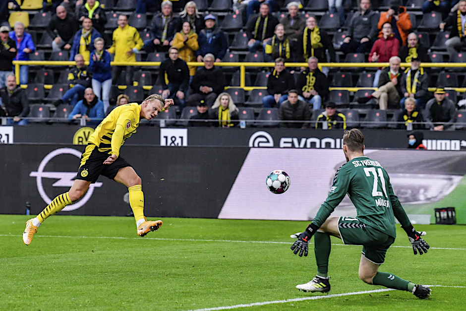 Dortmunds Erling Haaland zieht ab und trifft zum 3:0. Freiburgs Keeper Hitz chancenlos.