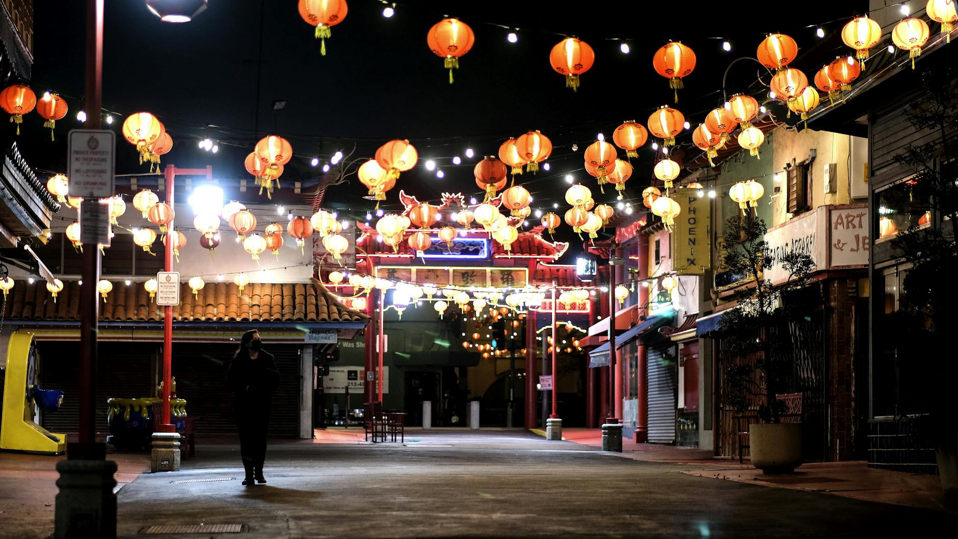 Nachts in Chinatown in Los Angeles. Die Autorinnen schicken ihre Figuren in die dunklen Ecken der USA.