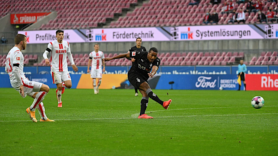 Kölns Spieler lassen Gladbachs Plea völlig frei zum Schuss kommen. Der trifft zum 1:0 in der 14. Minute.