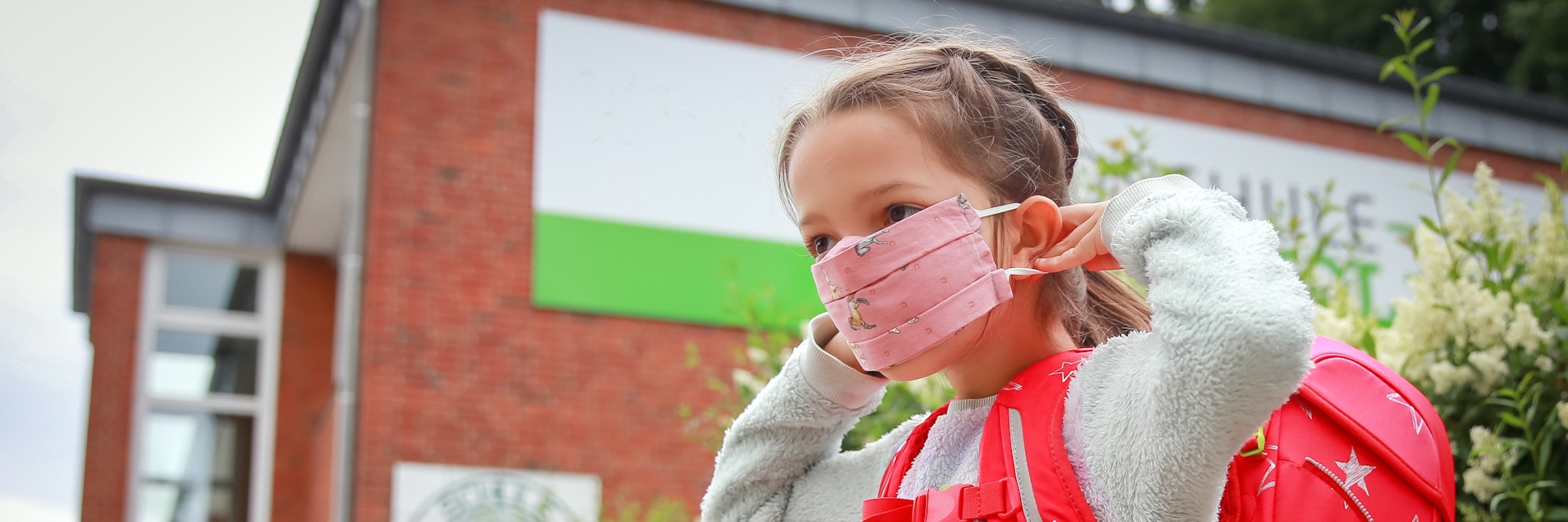 In Corona-Zeiten ist die Maske für viele Schulkinder in Deutschland ein treuer Begleiter.
