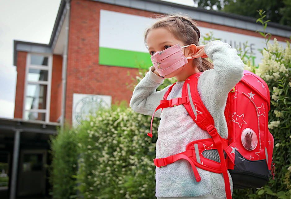 In Corona-Zeiten ist die Maske für viele Schulkinder in Deutschland ein treuer Begleiter.
