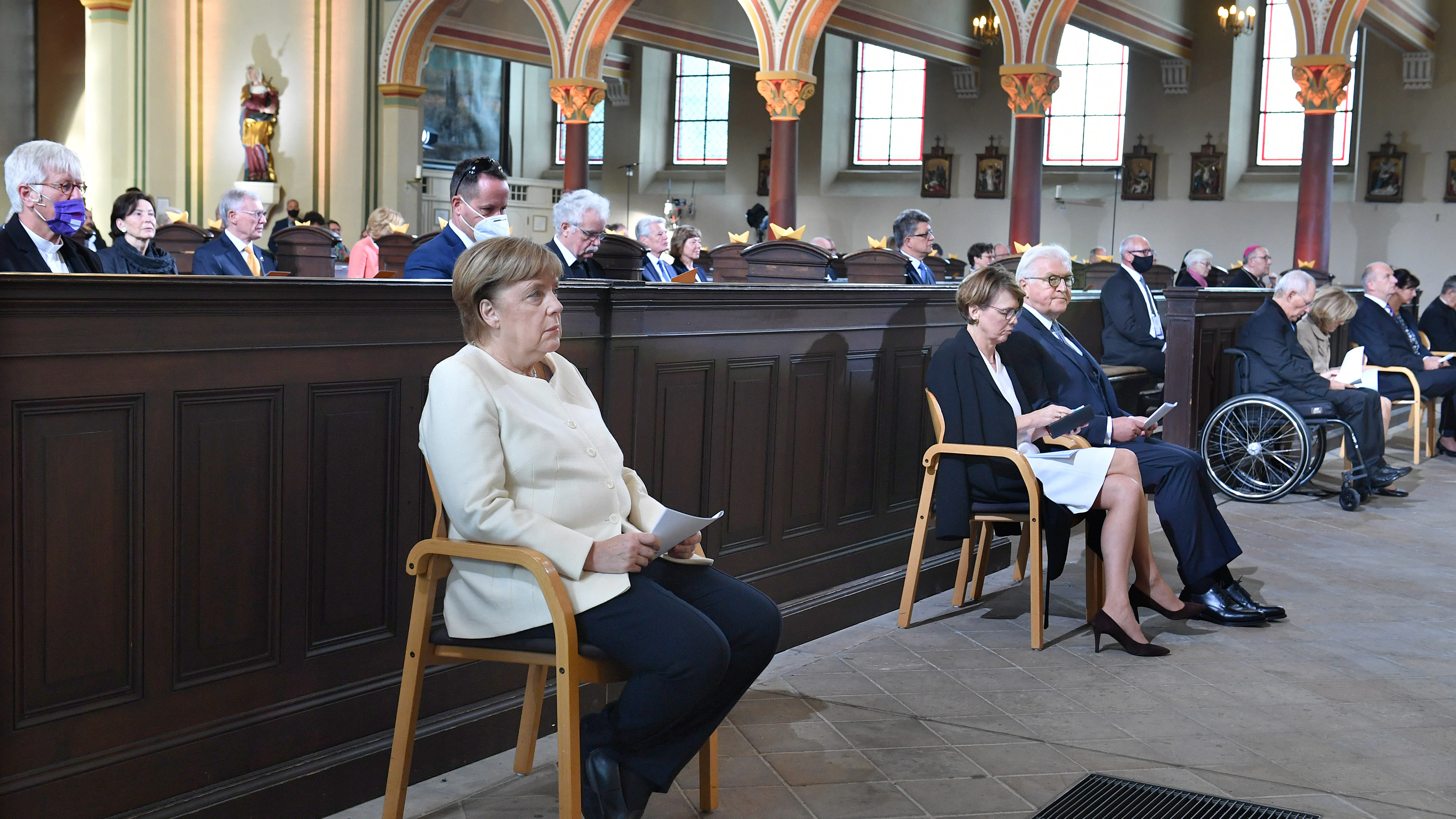 Die Einheitsfeier beginnt mit einem Gottesdienst in der Postamer Kirche St. Peter und Paul. In der ersten Reihe sitzen Kanzlerin Angela Merkel und Bundespräsident Frank-Walter Steinmeier mit seiner Ehefrau.&nbsp;&nbsp;