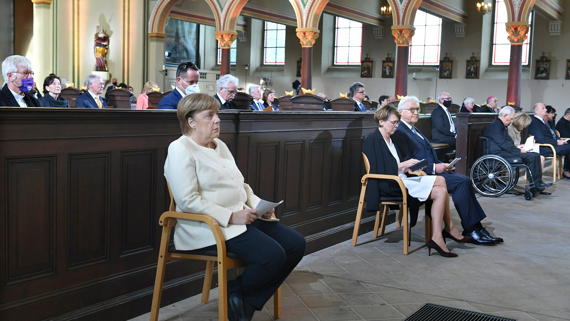 Die Einheitsfeier beginnt mit einem Gottesdienst in der Postamer Kirche St. Peter und Paul. In der ersten Reihe sitzen Kanzlerin Angela Merkel und Bundespräsident Frank-Walter Steinmeier mit seiner Ehefrau.&nbsp;&nbsp;
