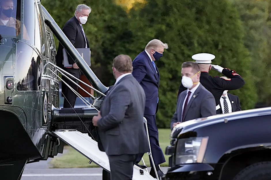 US-Präsident Trump verlässt den Helikopter, der ihn zum Militär-Krankenhaus gebracht hat.