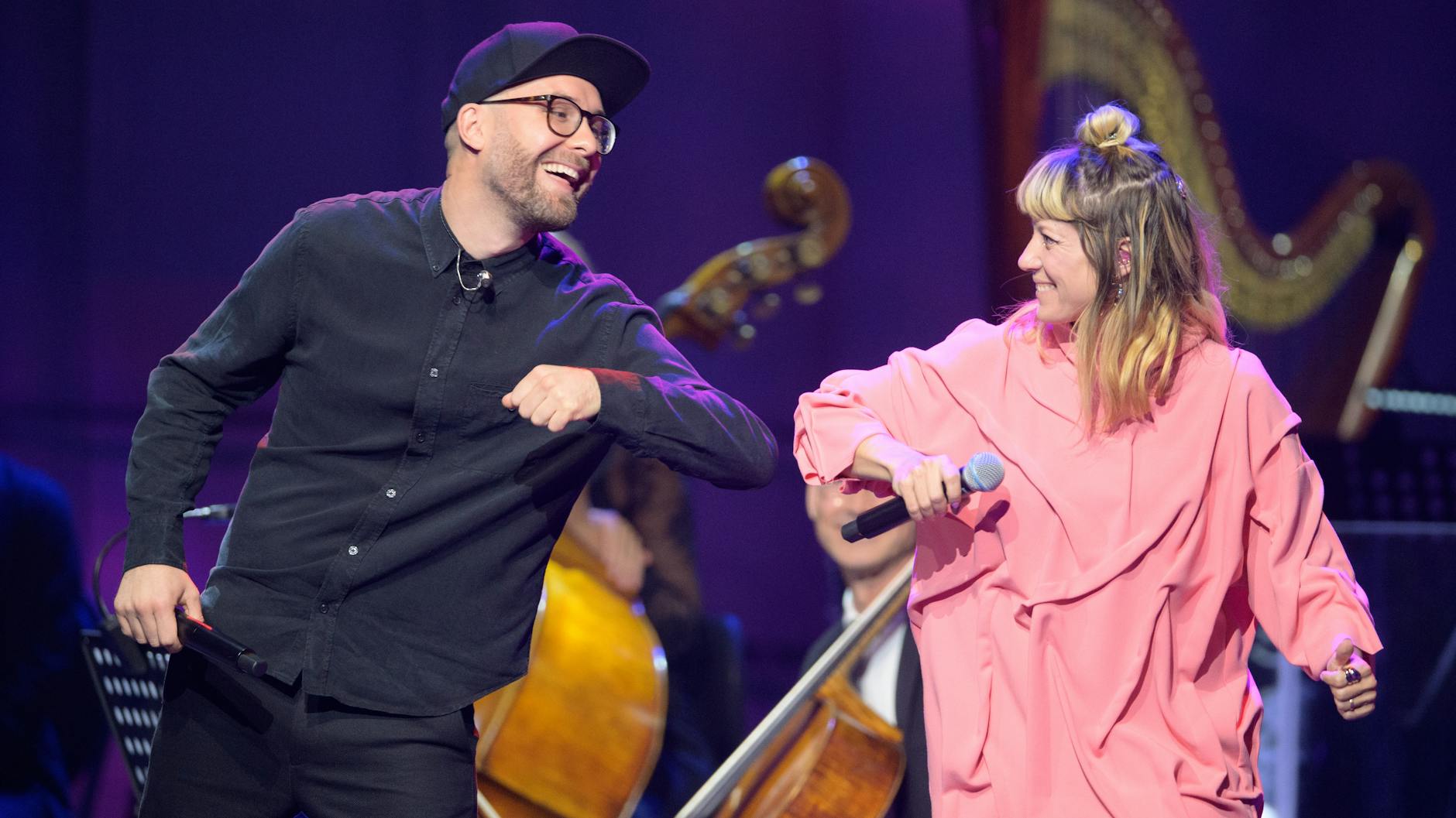In der Metropolis-Halle rocken Mark Forster und Mia-Sängerin Mieze Katz.