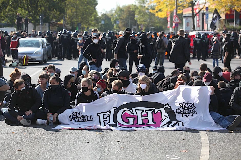 Gegendemonstranten versuchen in Lichtenberg, den Aufmarsch von Neonazis zu stoppen.