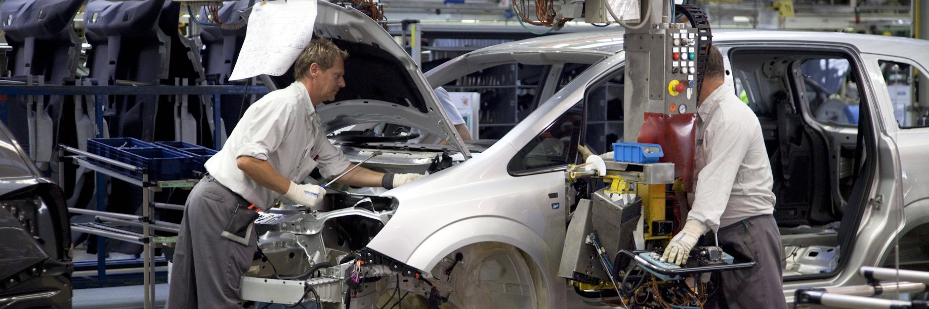 Arbeiter in einer Auto-Fabrik.
