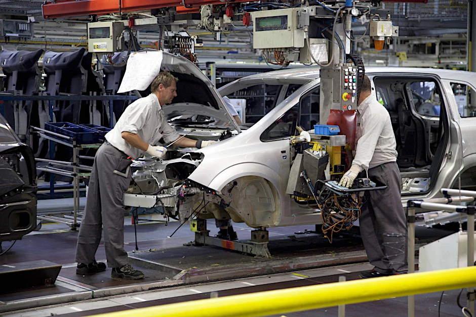 Arbeiter in einer Auto-Fabrik.