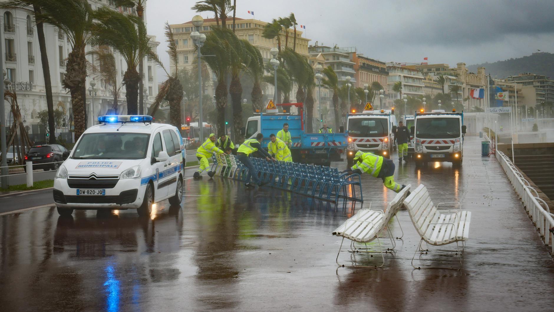 Rettungskräfte an der Promenade in Nizza.