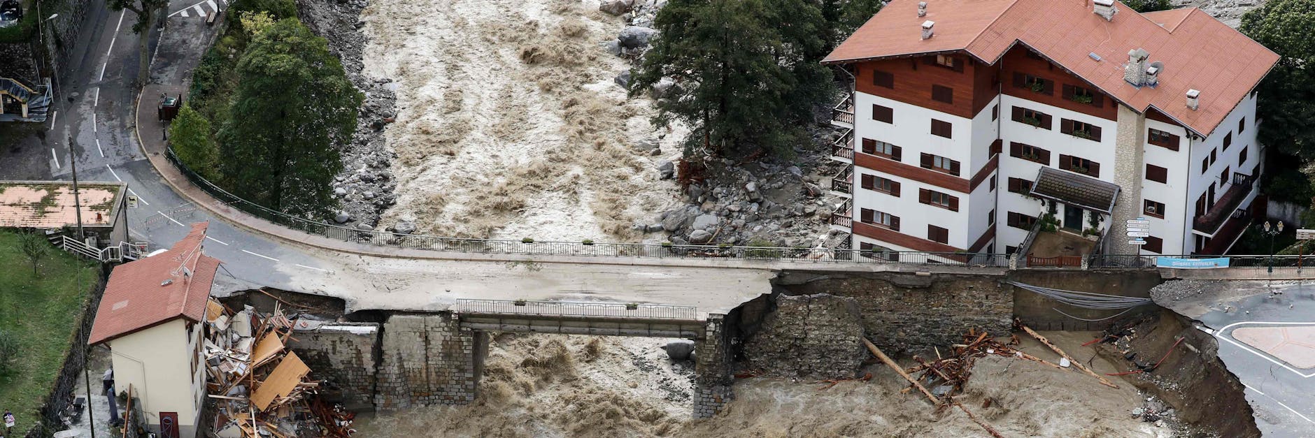 Eine Straße im südfranzösischen Saint-Martin-Vesubie wurde durch das Unwetter weggespült.