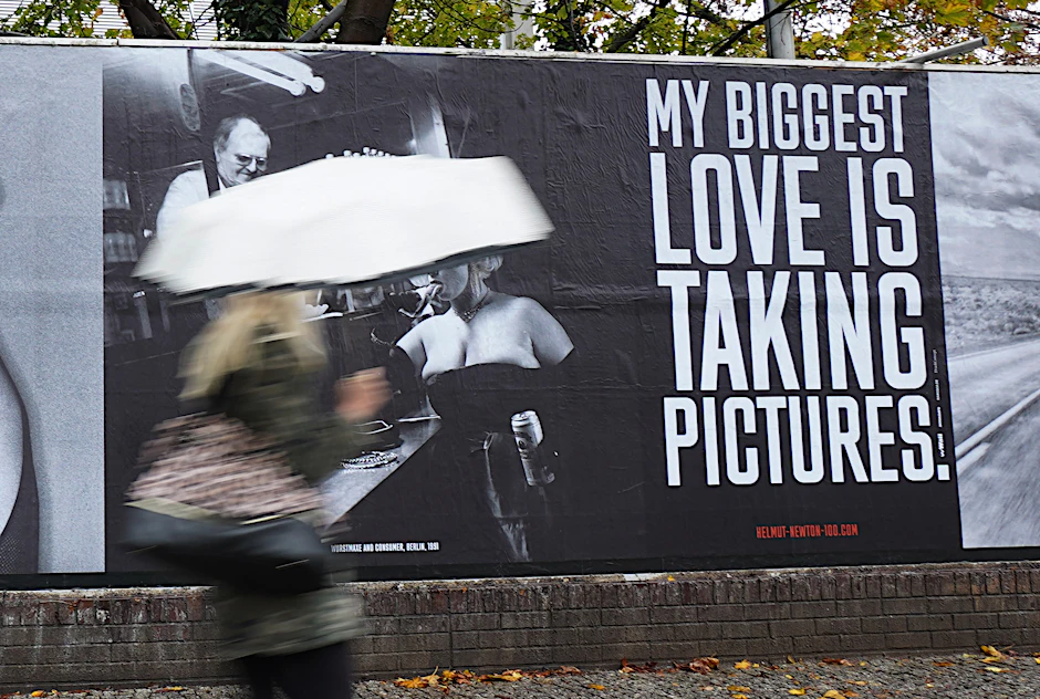 Die Outdoor-Ausstellung „Helmut Newton One Hundred“ ist in Kreuzberg zu sehen.