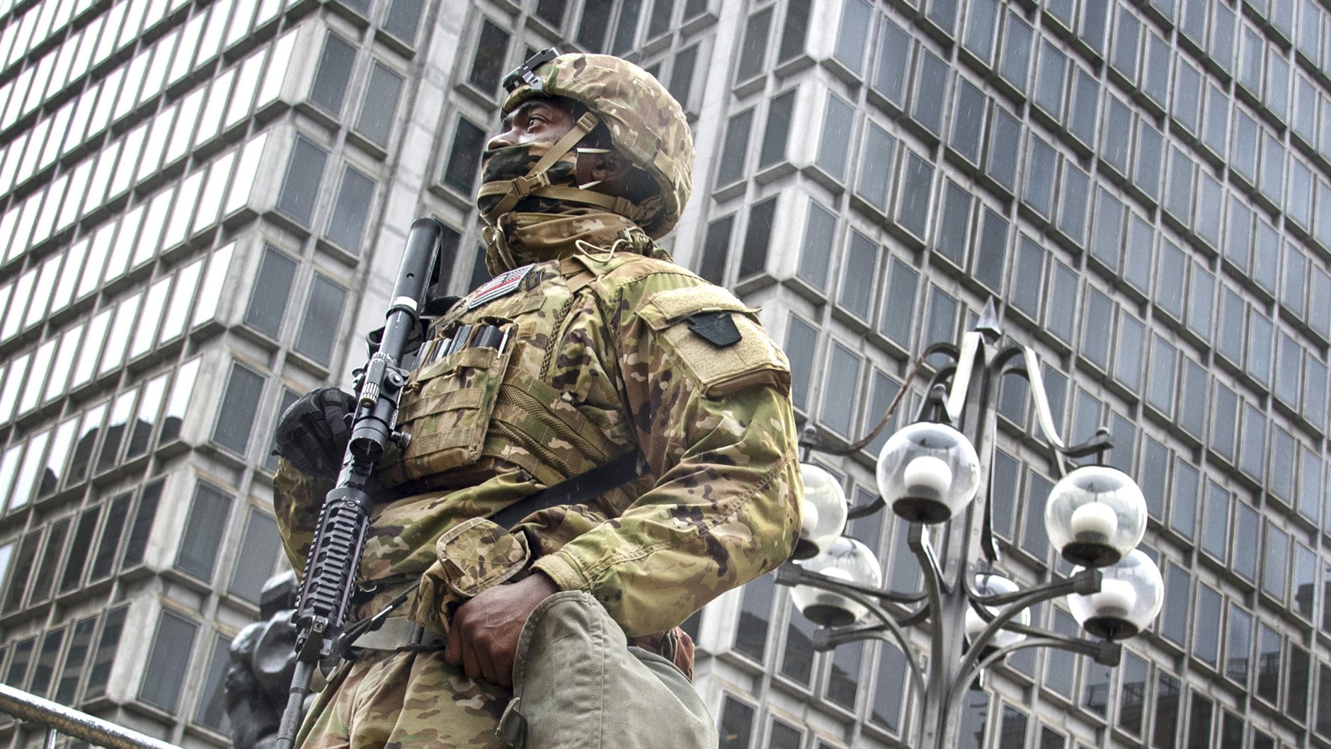 Ein Soldat der Nationalgarde steht am Freitag vor dem Rathaus von Philadelphia.&nbsp;