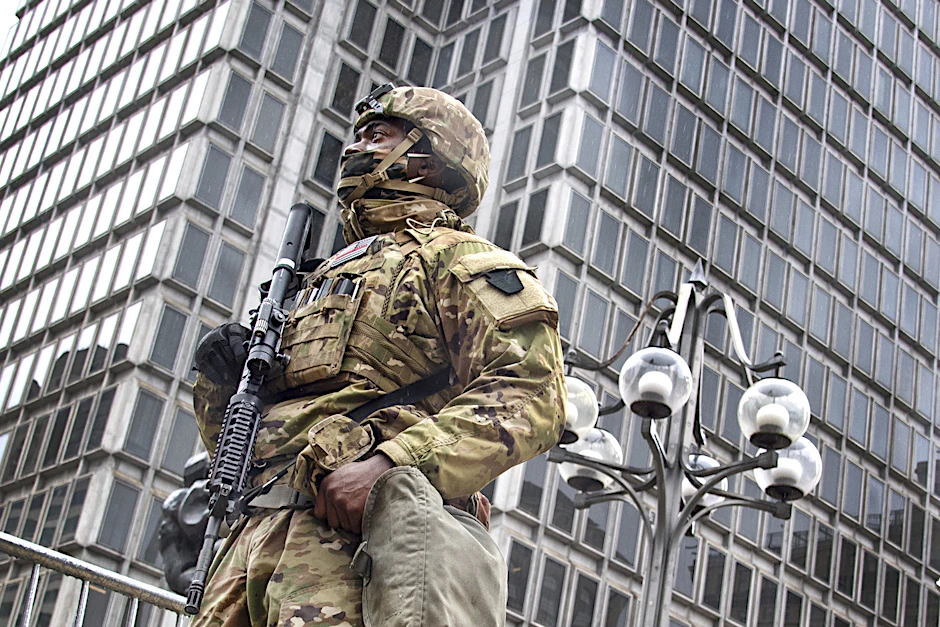 Ein Soldat der Nationalgarde steht am Freitag vor dem Rathaus von Philadelphia.&nbsp;