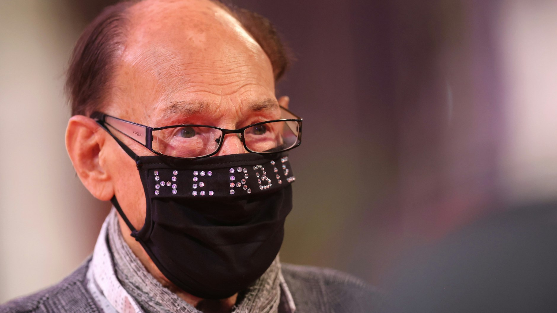 Leipzig: Schauspieler Herbert Köfer kommt mit Maske zur Fernsehgala "Goldene Henne" 2020.&nbsp;&nbsp;