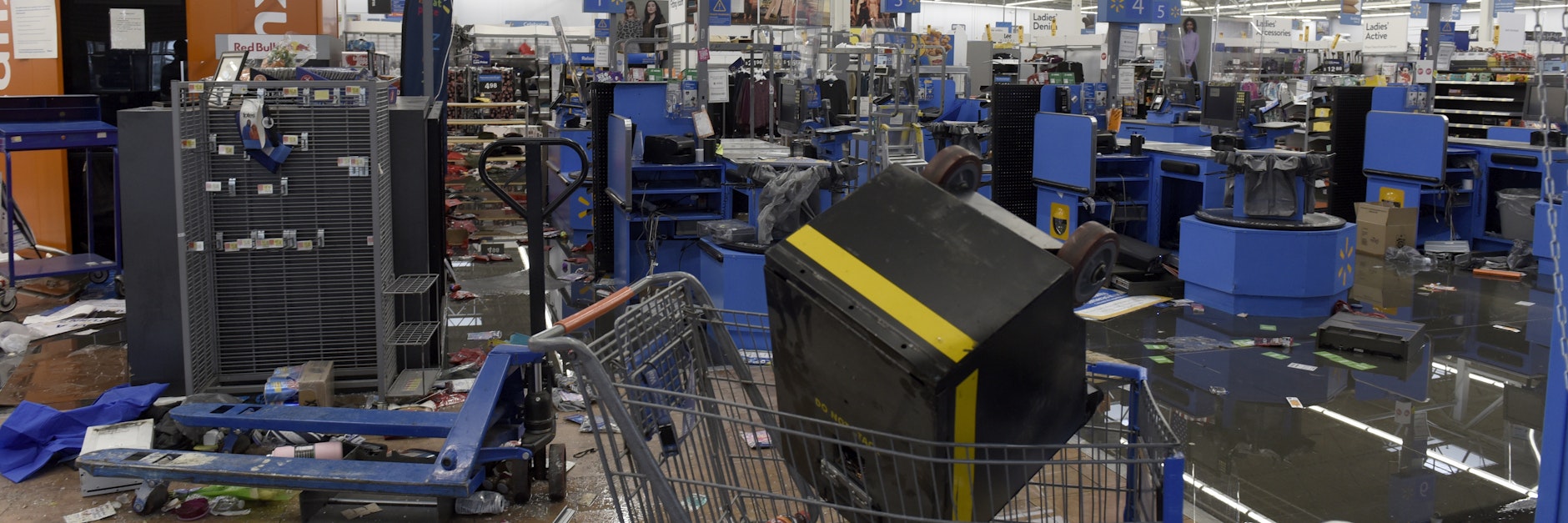 Nach Protesten gegen Polizeigewalt ist eine Walmart-Filiale in Philadelphia verwüstet.&nbsp;