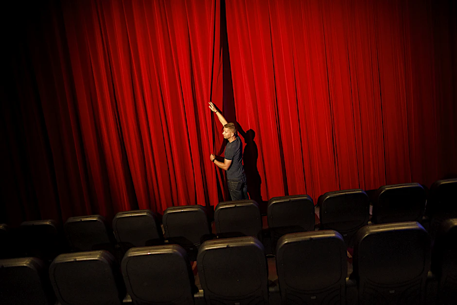 Thomas Baumann schließt den Vorhang im Blauen Stern. Vier Wochen Spielpause stehen den Kulturbetrieben der Stadt bevor. An diesem Wochenende kann man sie noch einmal mit Vorsicht genießen.<br><br>Foto: BK / Carsten Koall  <br><br>
