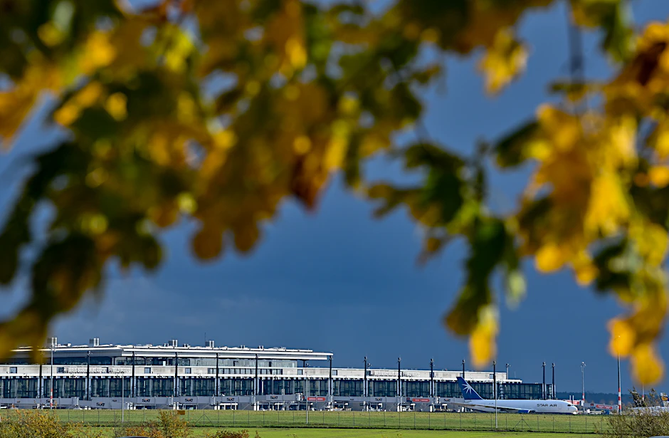 Dunkle Wolken ziehen über den Hauptstadtflughafen Berlin Brandenburg «Willy Brandt» (BER).&nbsp;