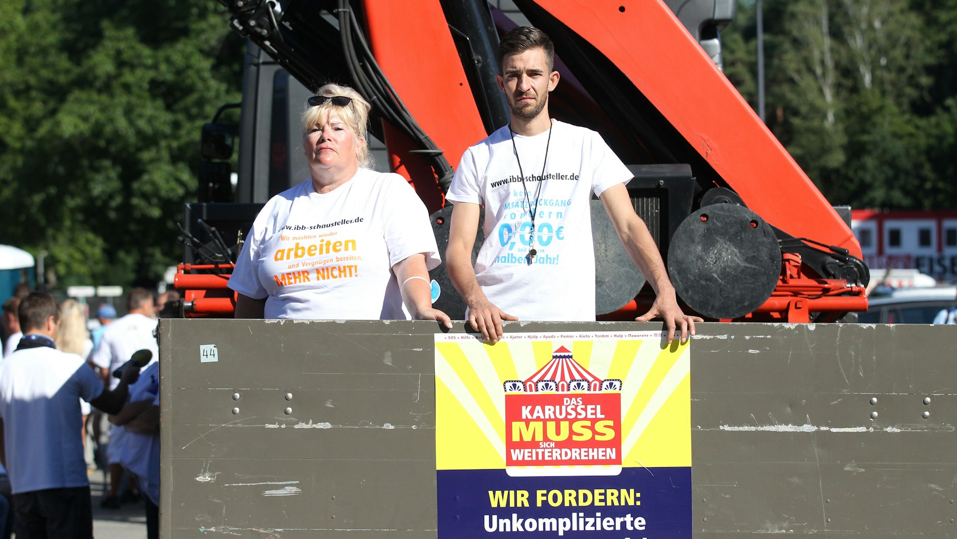 Hainlein-Noack (l.) auf der Schausteller-Demo in Köpenick.