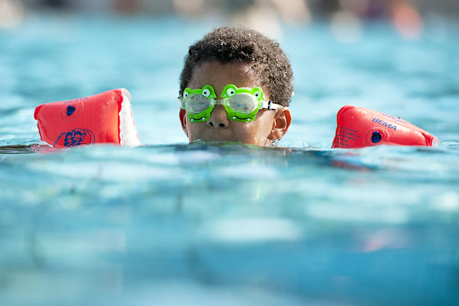 Junge in einem Berliner Schwimmbad (Symbolbild).
