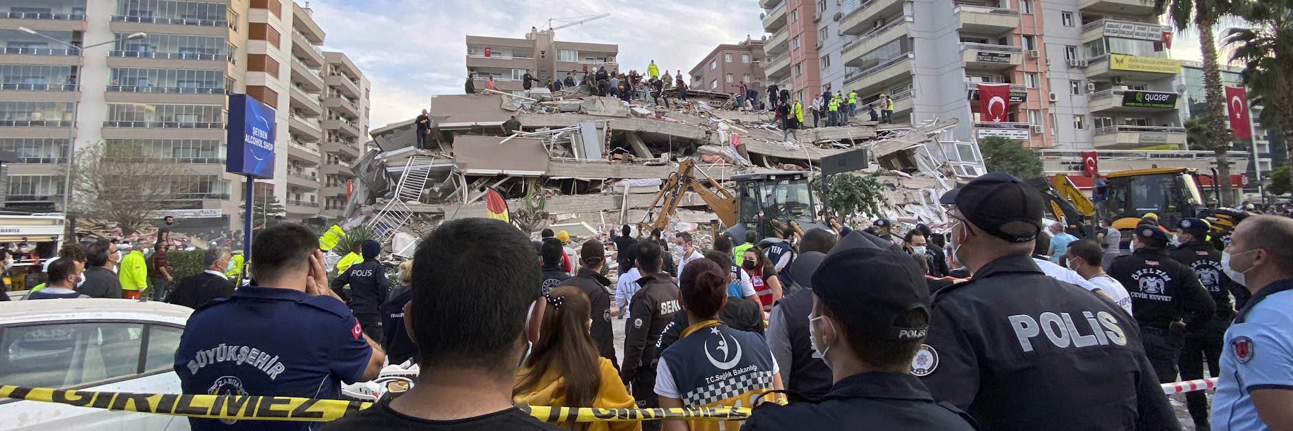 Anwohner und Rettungskräfte suchen in Izmir in den Trümmern nach Überlebenden.
