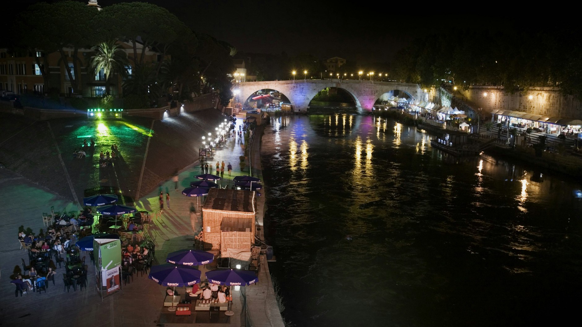 Die Tiber-Insel Isola del Tevere bei Nacht in Rom. Nachts spielen auch viele der Kriminalromane von Massimo Carlotto.