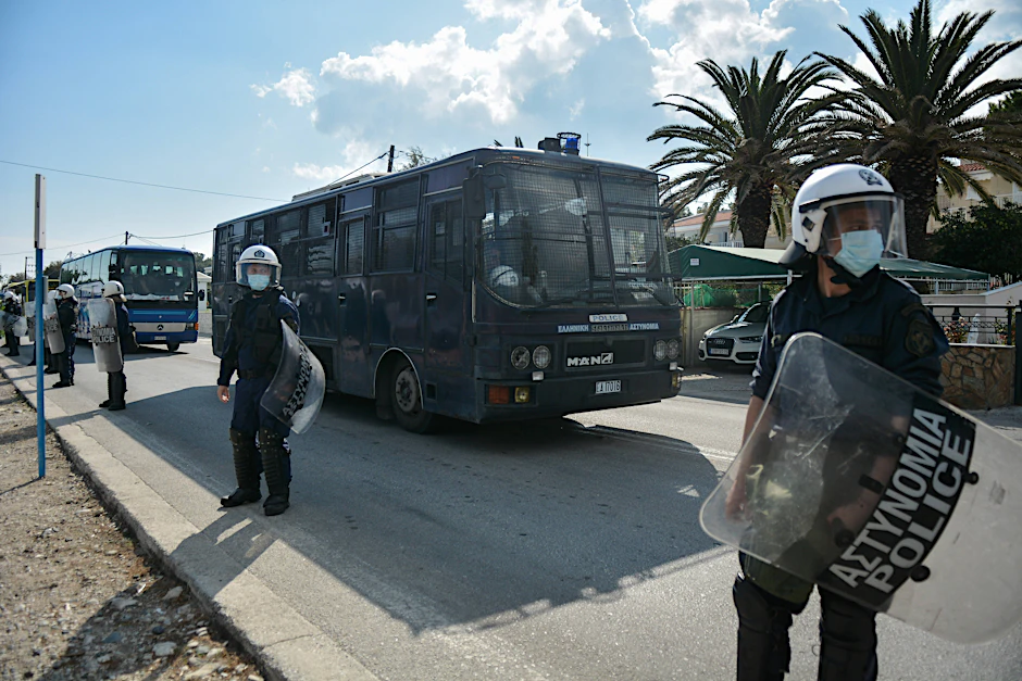 Gepanzerte und bewaffnete Polizisten vor dem Pikpa-Camp auf Lesbos. 74 Menschen, darunter 31 Kinder wurden in ein andere Lager gebracht.