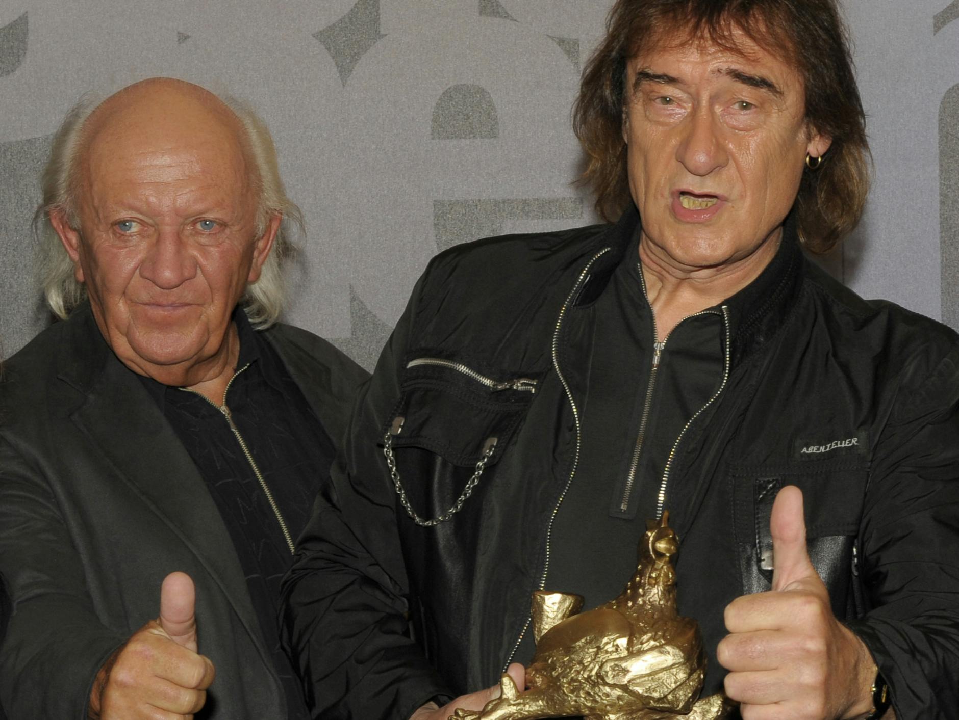 Dieter Birr und Peter Meyer mit der Goldenen Henne, die die Puhdys 2009 bei der Gala im Friedrichstadt-Palast bekamen.