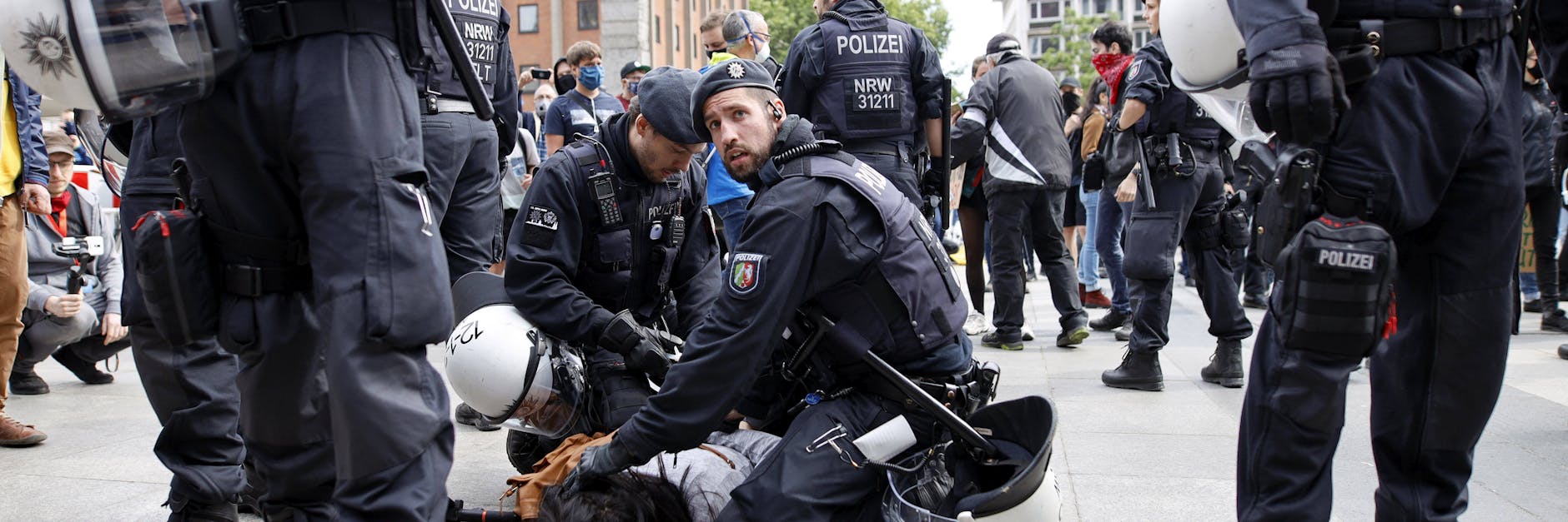 Ein Beamter der Kölner Bundespolizei soll Corona-Skeptikern Tipps gegeben haben, wie sie sich bei Demonstrationen gegen den Zugriff durch Polizisten wehren können. (Symbolbild)