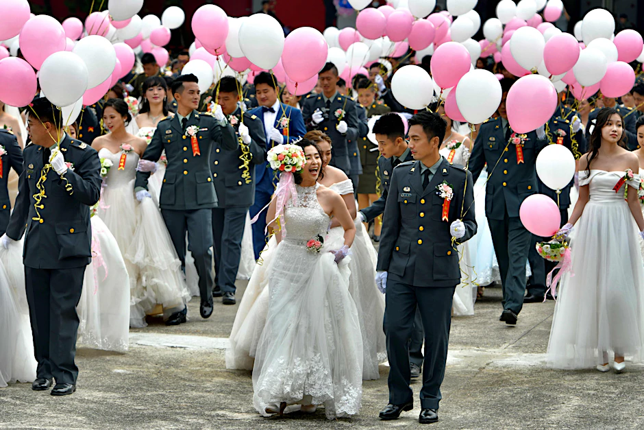 Am Freitag gab es eine Massenhochzeit auf einem Taiwanesischen Armee-Stützpunkt. Auch zwei Frauen gaben sich erstmals innerhalb der Armee das Eheversprechen. Von Corona-Angst keine Spur.&nbsp;