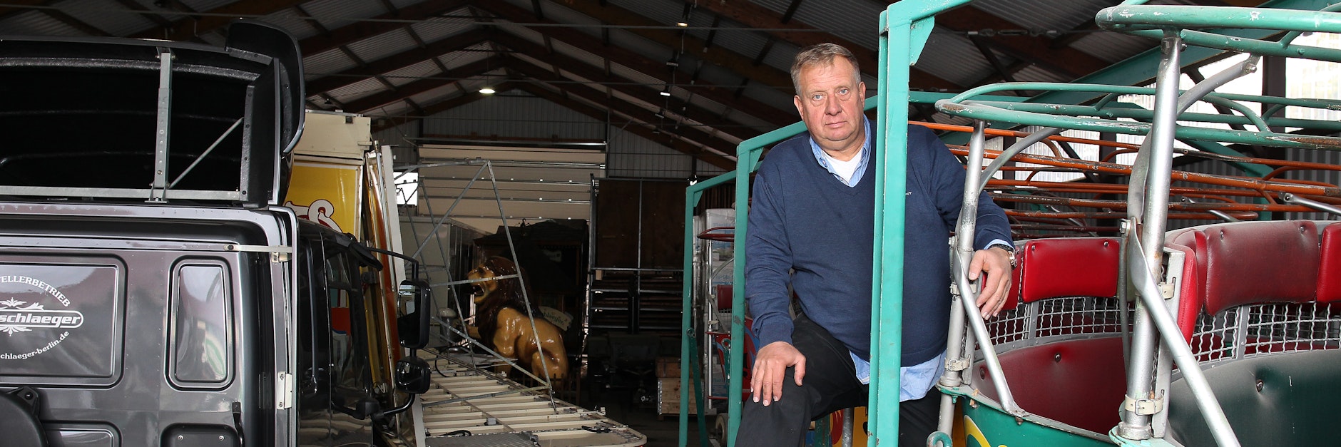 Thilo-Harry Wollenschlaeger mit den Gondeln seiner Walzerbahn. Sie steht derzeit im Lager bei Oberkrämer.