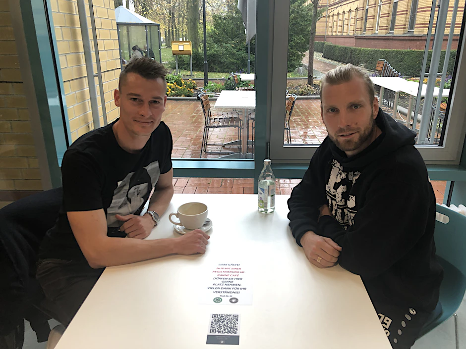 Dynamos halten zusammen. Matthias Steinborn (l)&nbsp; besucht seinen verletzten Keeper Kevin Sommer im Krankenhaus.
