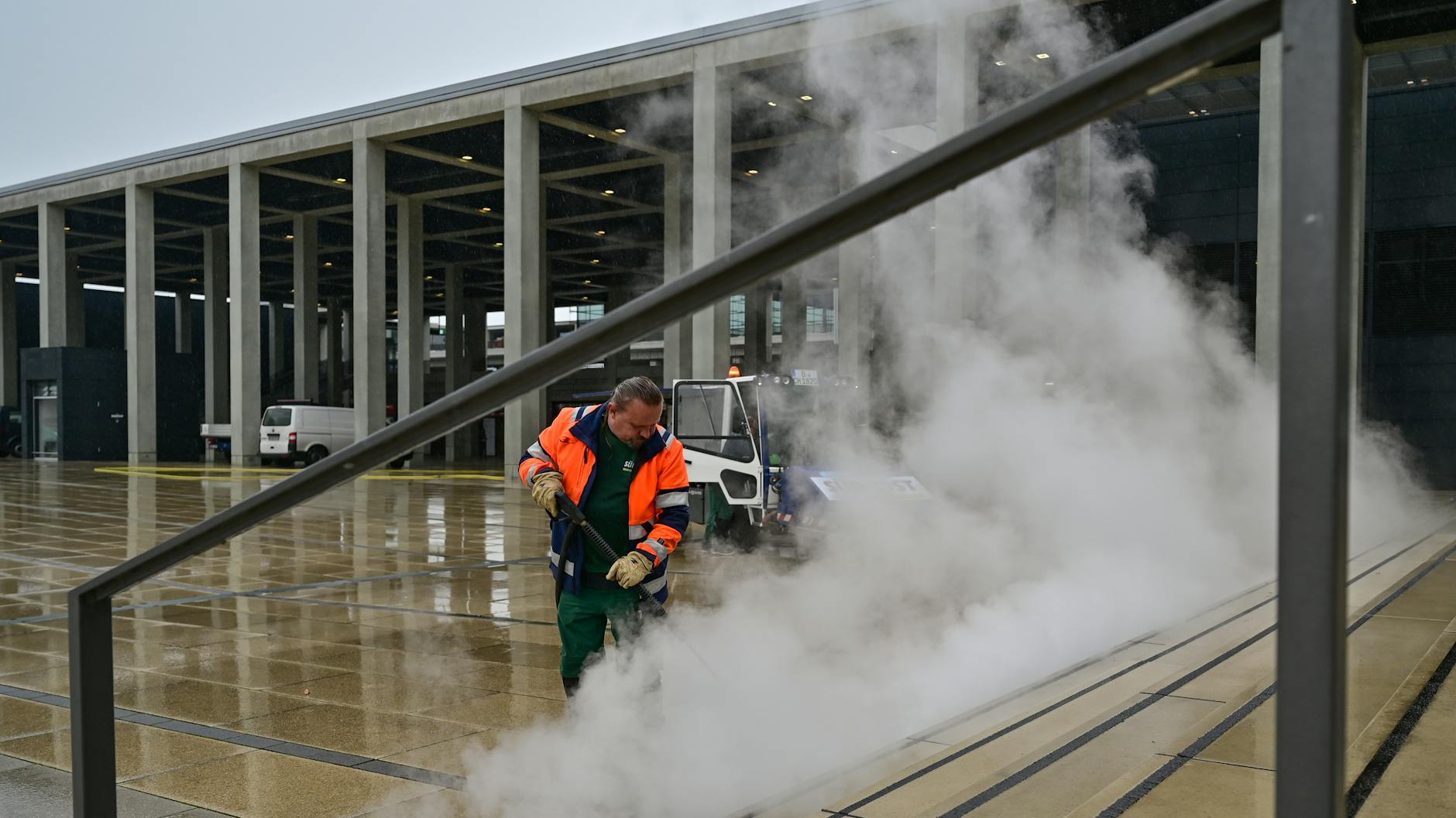 Großreinemachen für den Start: Am Freitag bereiten Putzteams den Flughafen BER für die Eröffnung am 31. Oktober vor.