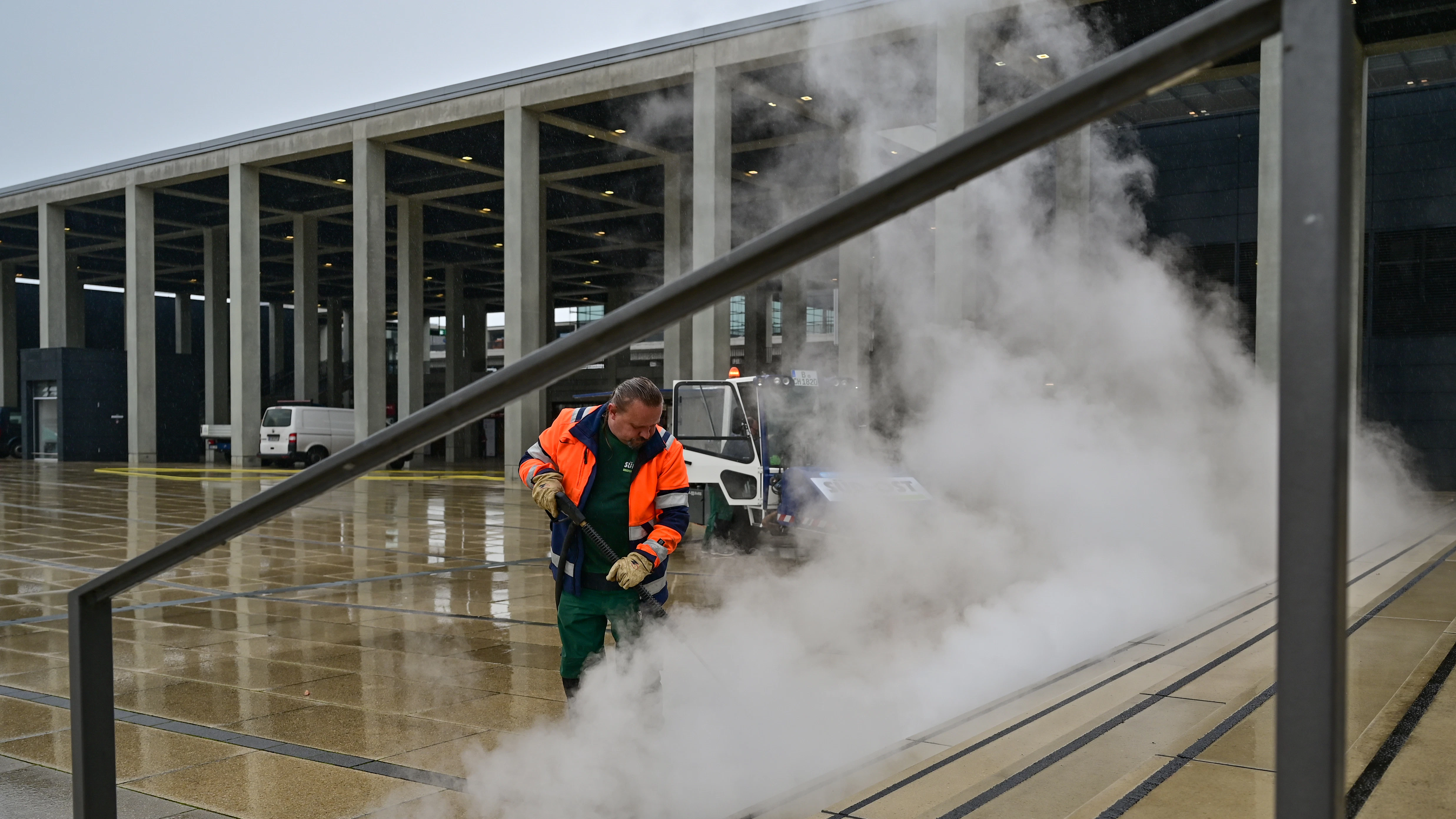 Großreinemachen für den Start: Am Freitag bereiten Putzteams den Flughafen BER für die Eröffnung am 31. Oktober vor.