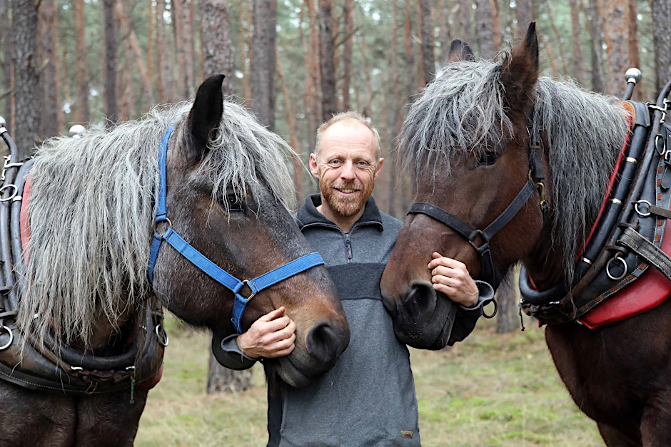 Douke Eekman mit seinen Pferde-Damen Lilly (l.) und Margriet.