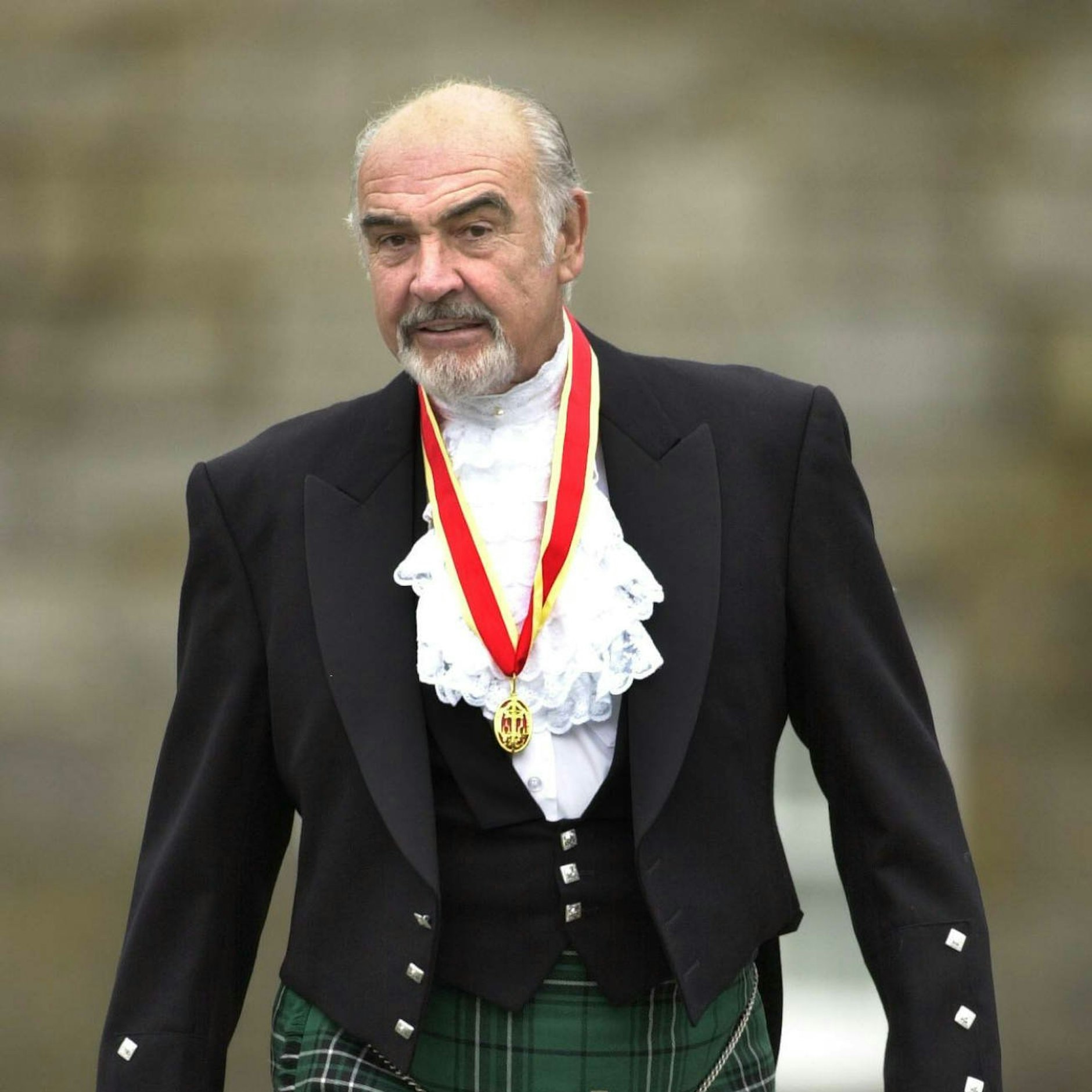 Edinburgh: In traditionell schottischer Kleidung geht Sir Sean Connery, der zuvor von der britischen Königin zum Ritter geschlagen wurde, über das Gelände von Holyroodhouse.