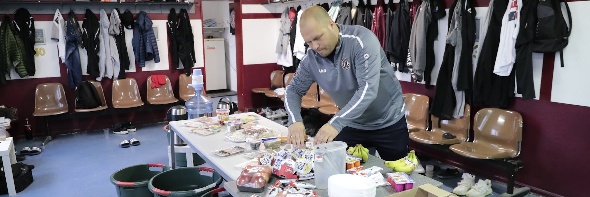 Zeugwart Stefan Malchow hat das Abschlusstraining über Zeit, den Frühstückstisch für die Dynamos zu decken.