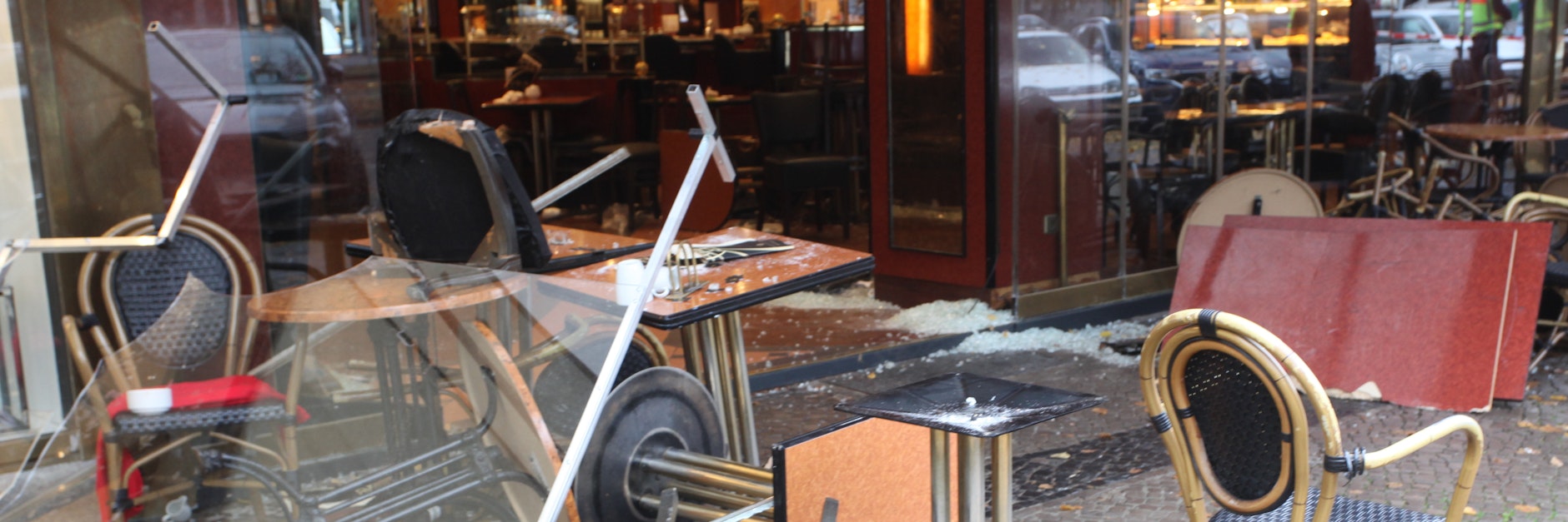 Im Grunewald ist eine Seniorin in eine Bäckerei gerast.