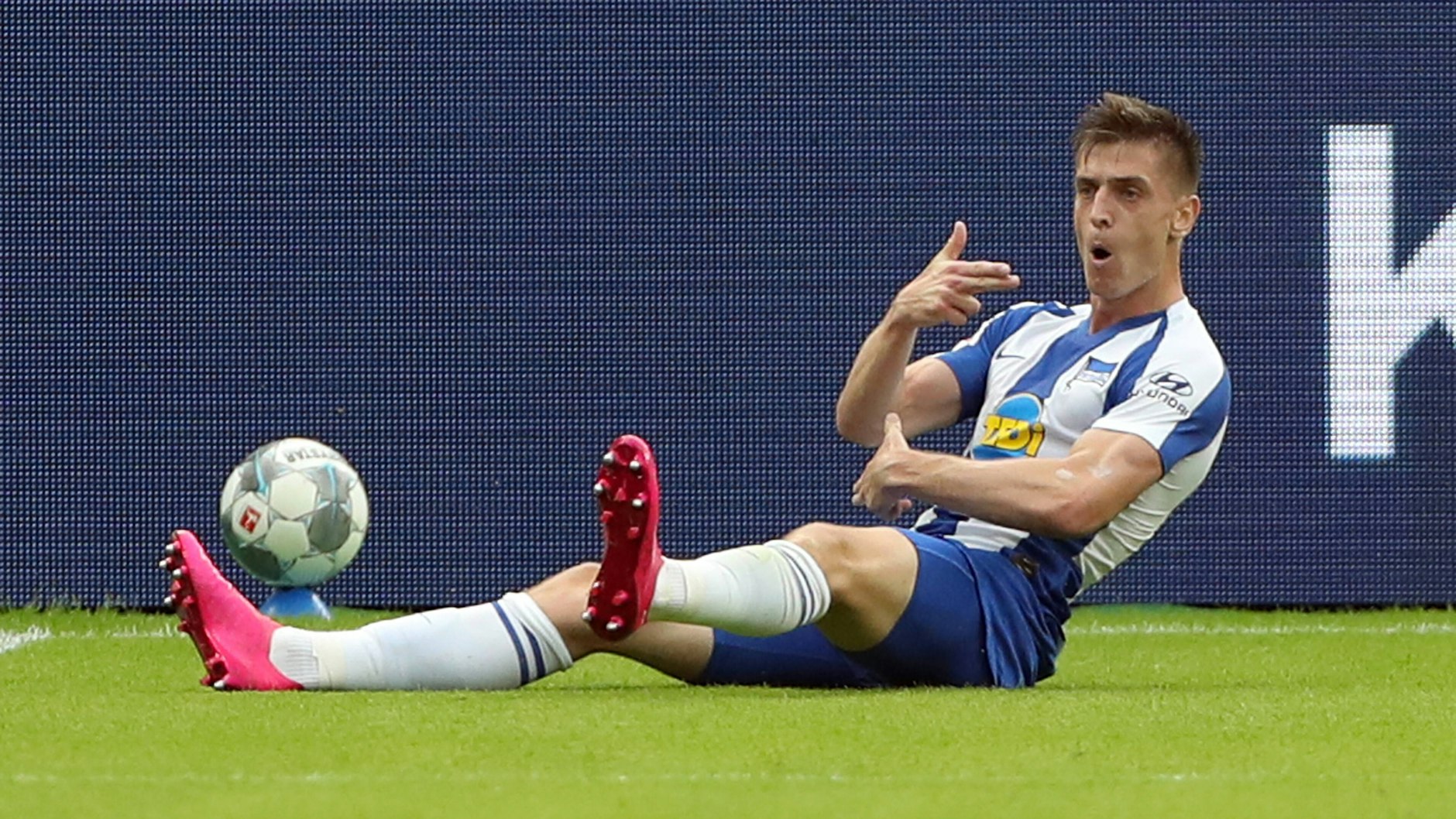 Krzysztof Piatek (25) jubelt am liebsten mit der Pistolen-Geste. Im Hertha-Trikot konnte er sein Markenzeichen bisher kaum zeigen.