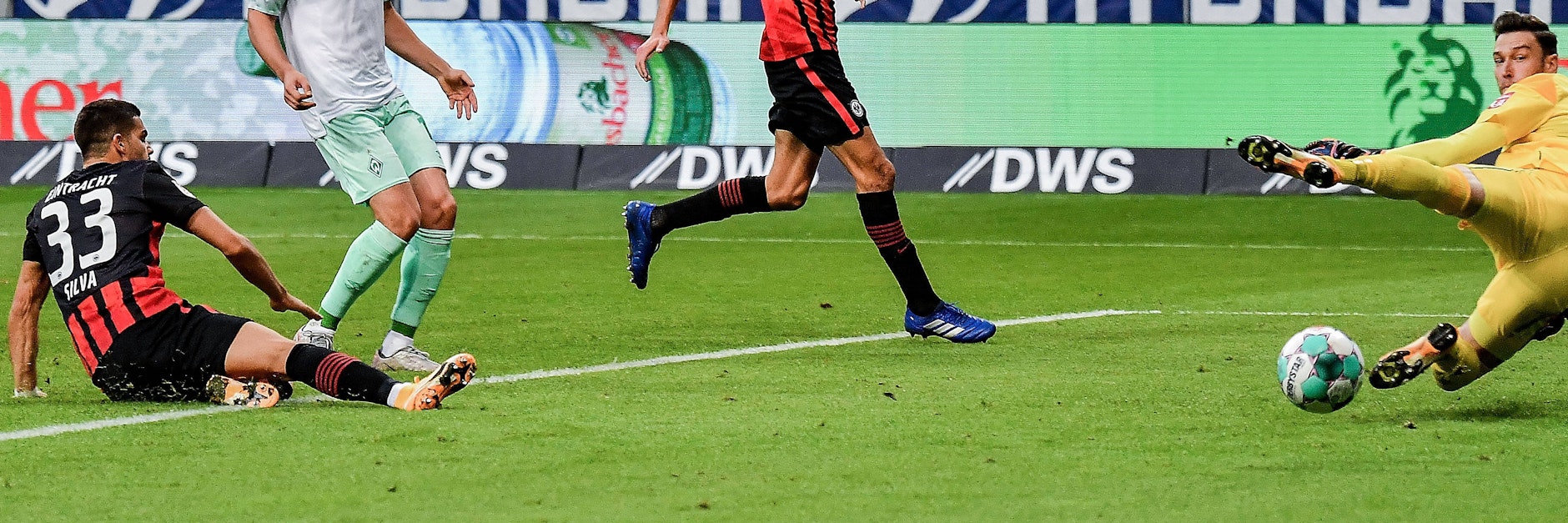 Frankfurts Andre Silva (l.) trifft zum 1:1 gegen Bremen und damit zum 12. Mal in den vergangenen 16 Spielen. 