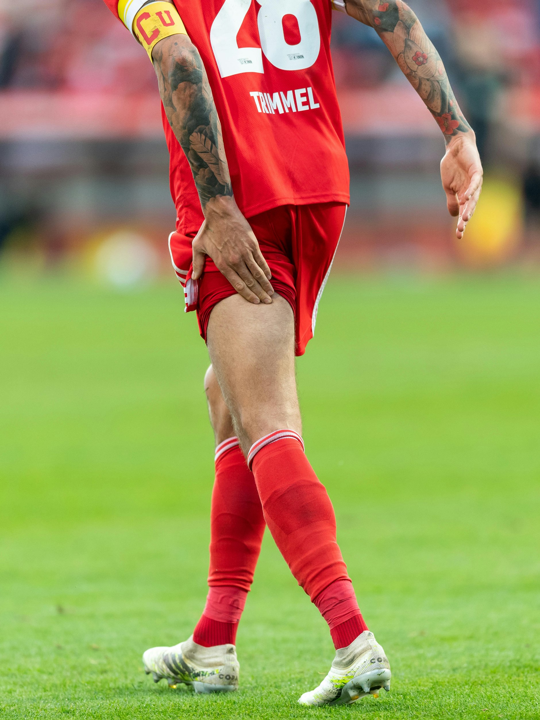 Christopher Trimmel fasst sich beim 1:1 gegen Freiburg an den hinteren Oberschenkel.