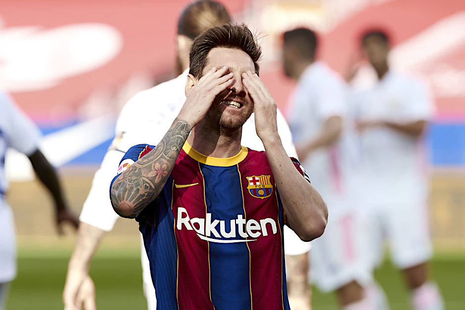 Da hilft kein Augenverschließen! Lionel Messi und seine Mitspieler können nicht mehr so viel Geld bekommen, sonst droht dem FC Barcelona das Finanz-Aus.&nbsp;