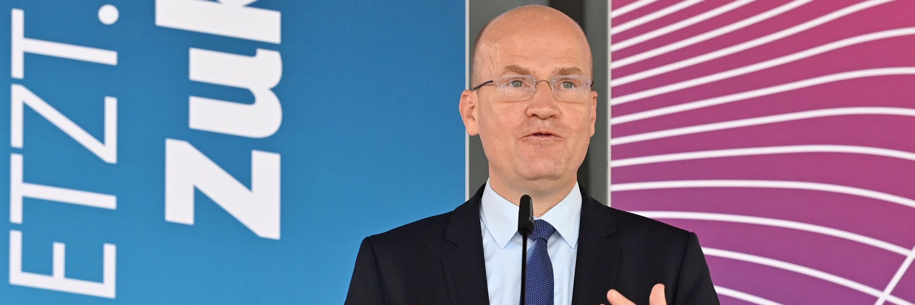 Unions-Fraktionschef Ralph Brinkhaus lässt offen, ob der Teil-Lockdown in die Verlängerung geht.