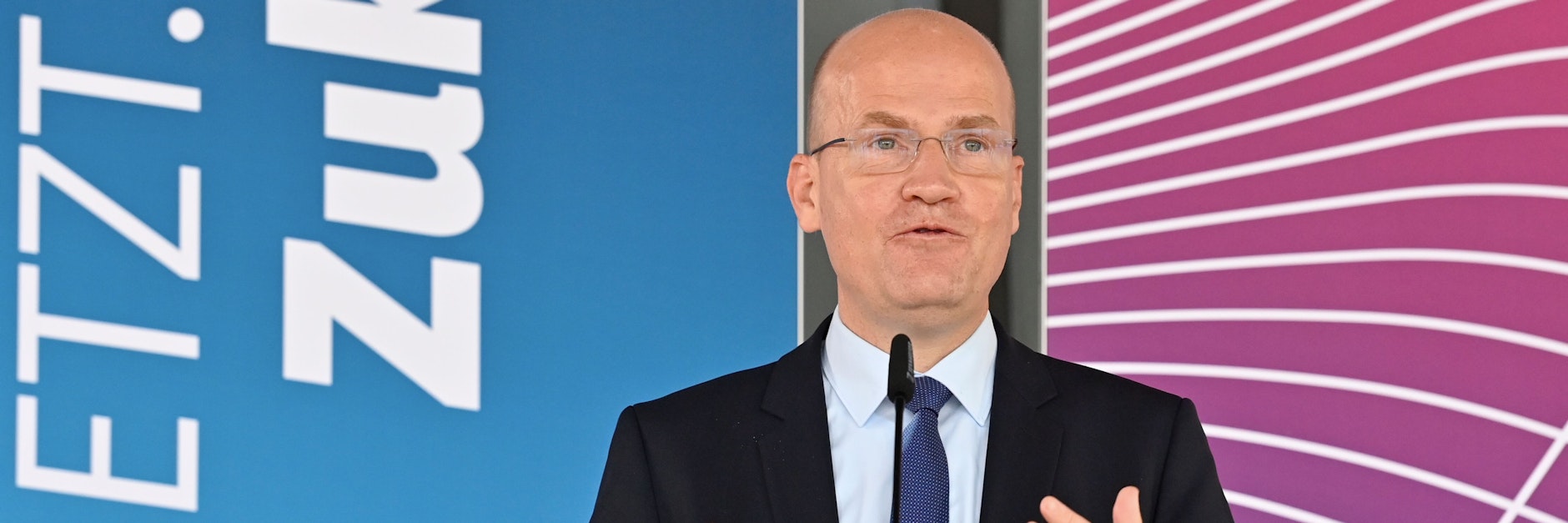 Unions-Fraktionschef Ralph Brinkhaus lässt offen, ob der Teil-Lockdown in die Verlängerung geht.