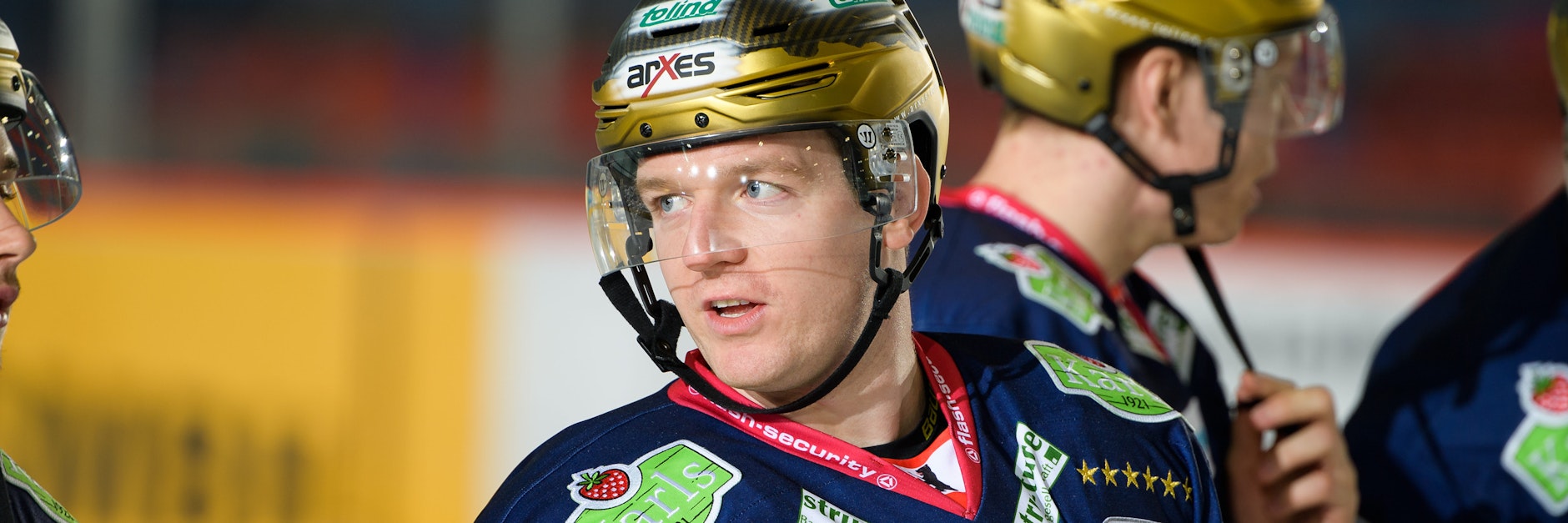 Mark Zengerle bringt die Eisbären mit seinem Tor in Bad Nauheim zurück ins Spiel.