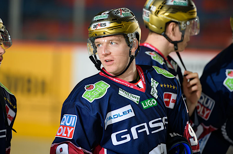 Mark Zengerle bringt die Eisbären mit seinem Tor in Bad Nauheim zurück ins Spiel.