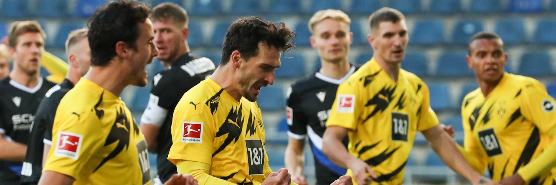 Torschütze Mats Hummels (M.) feiert mit seinen Dortmunder Kollegen den 1:0-Führungstreffer auf der Bielefelder Alm.