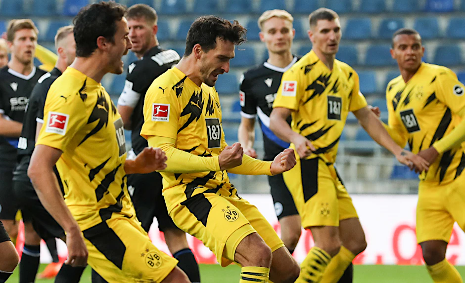 Torschütze Mats Hummels (M.) feiert mit seinen Dortmunder Kollegen den 1:0-Führungstreffer auf der Bielefelder Alm.
