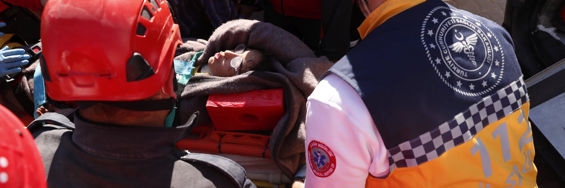 Rettungskräfte bergen eines der Kinder aus den Trümmern.