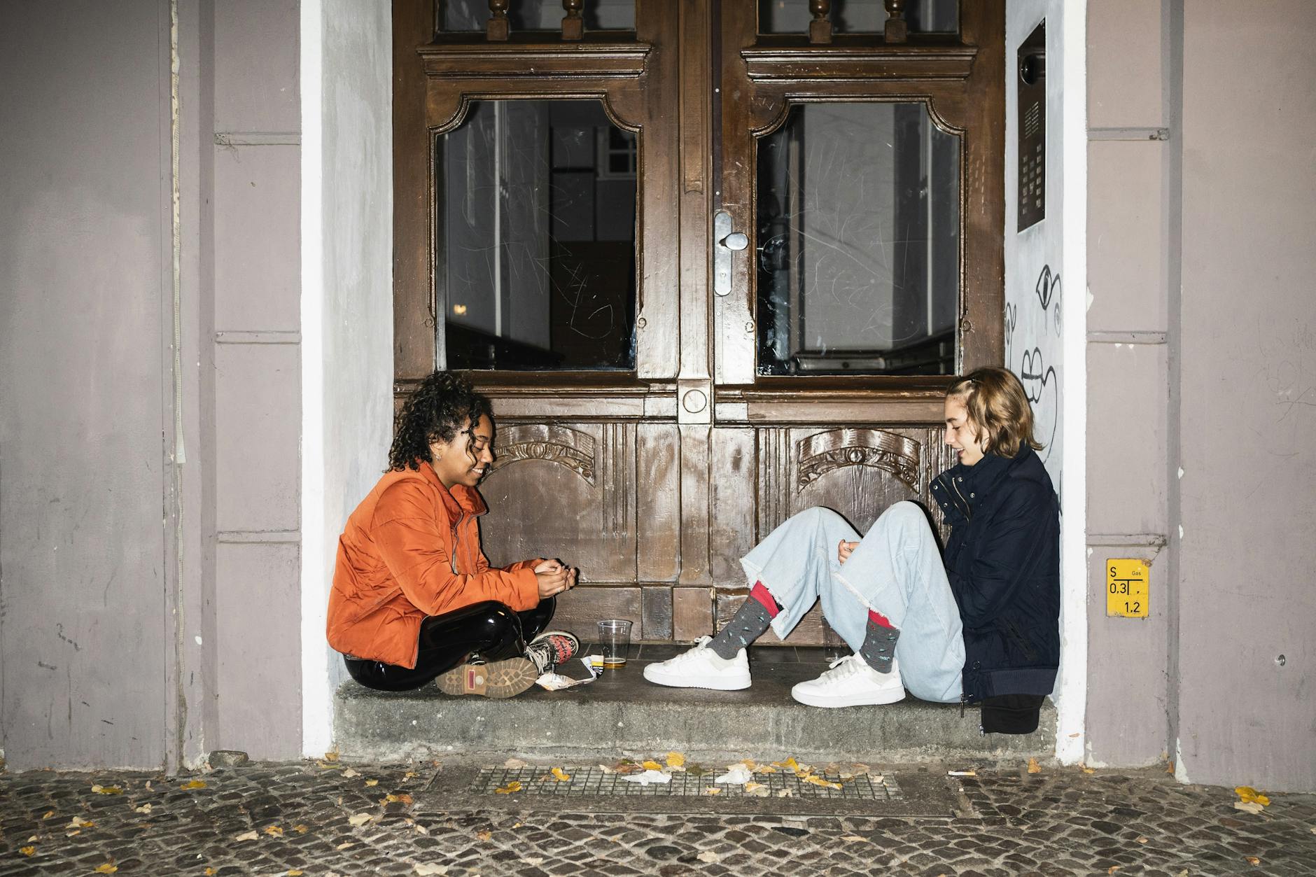 Zwei Jugendliche in der Simon-Dach-Straße.<br>